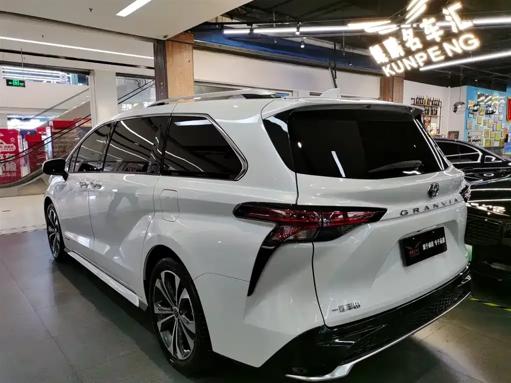 Toyota Granvia — фото 7