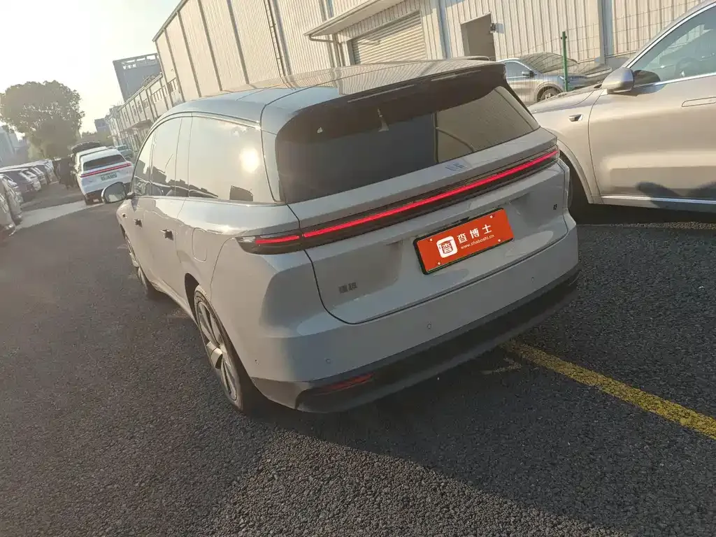 Li Auto i8 — фото 10