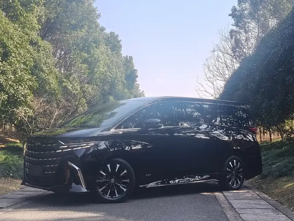 Toyota Alphard — фото 1