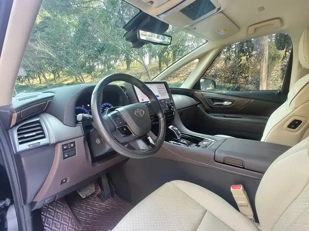 Toyota Alphard — фото 2