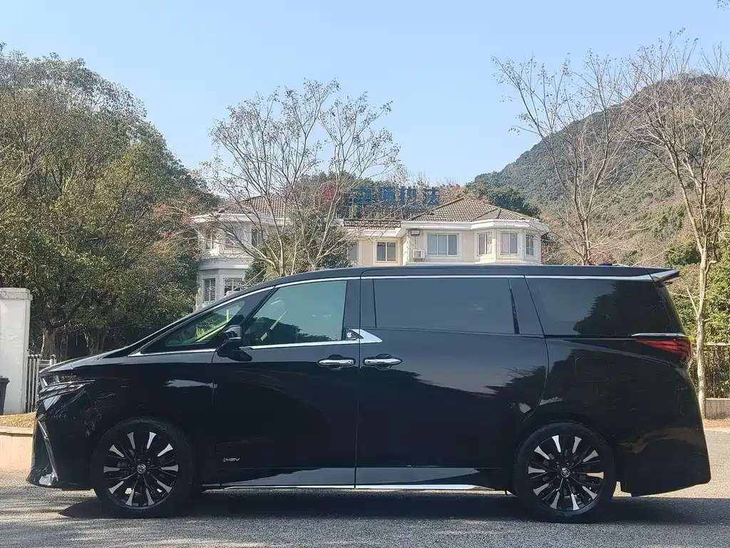 Toyota Alphard — фото 3