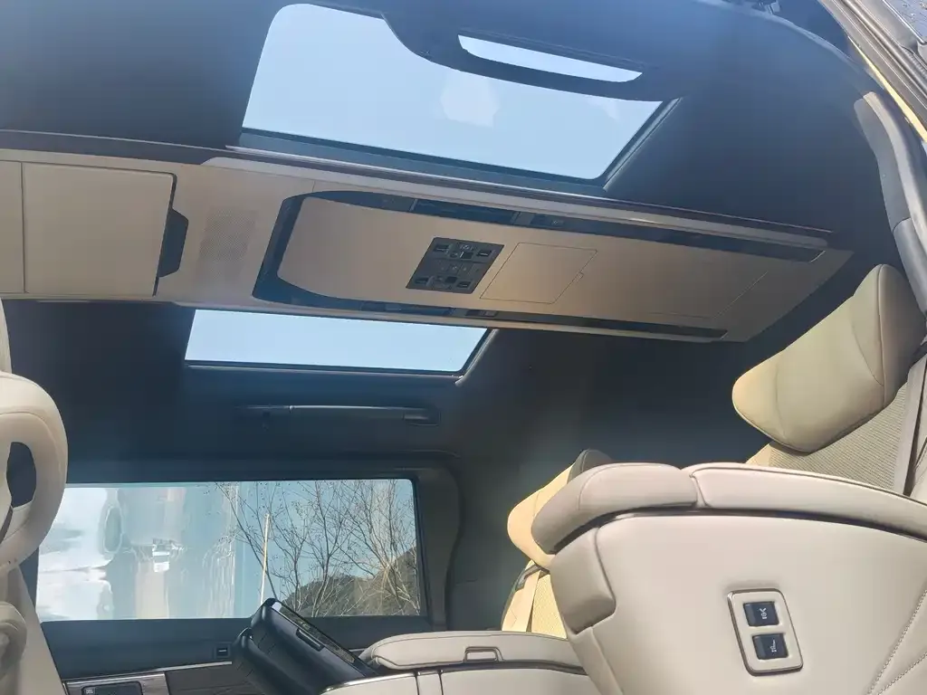 Toyota Alphard — фото 4