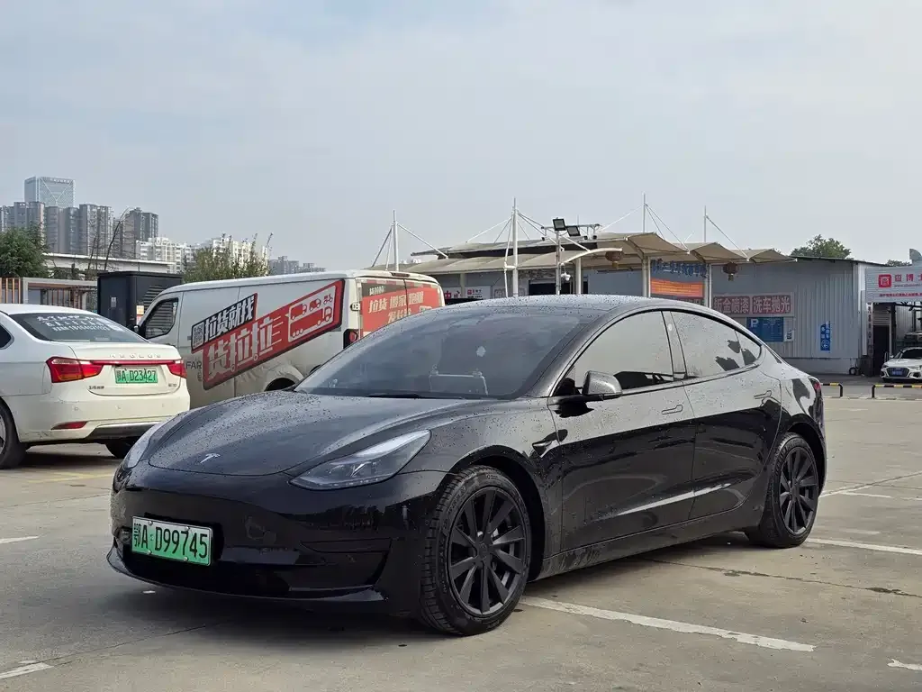 Tesla Model 3 — фото 1