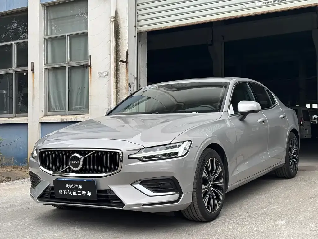 Volvo S60 — фото 1