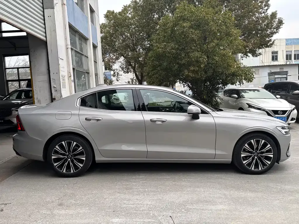 Volvo S60 — фото 10