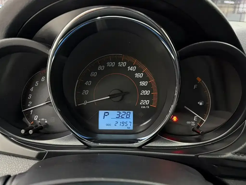 Toyota Yaris L — фото 8