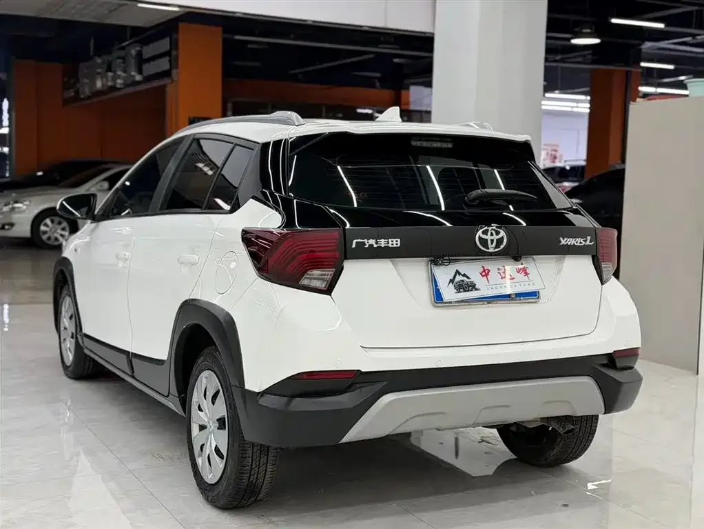 Toyota Yaris L — фото 2