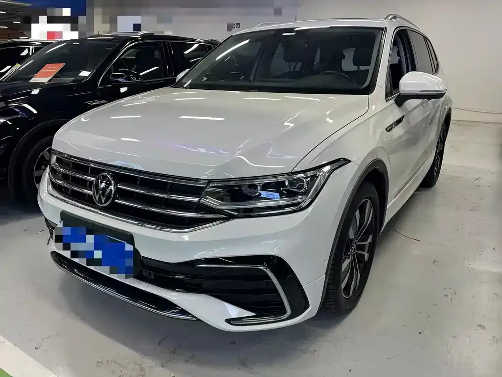 Volkswagen Tiguan L — фото 1