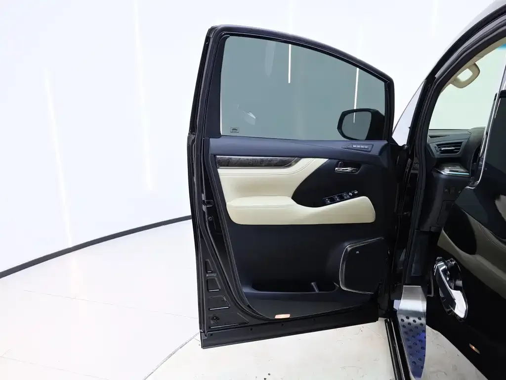 Toyota Alphard — фото 8