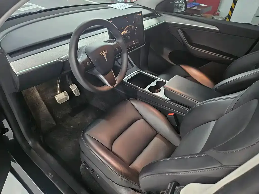 Tesla Model Y — фото 8