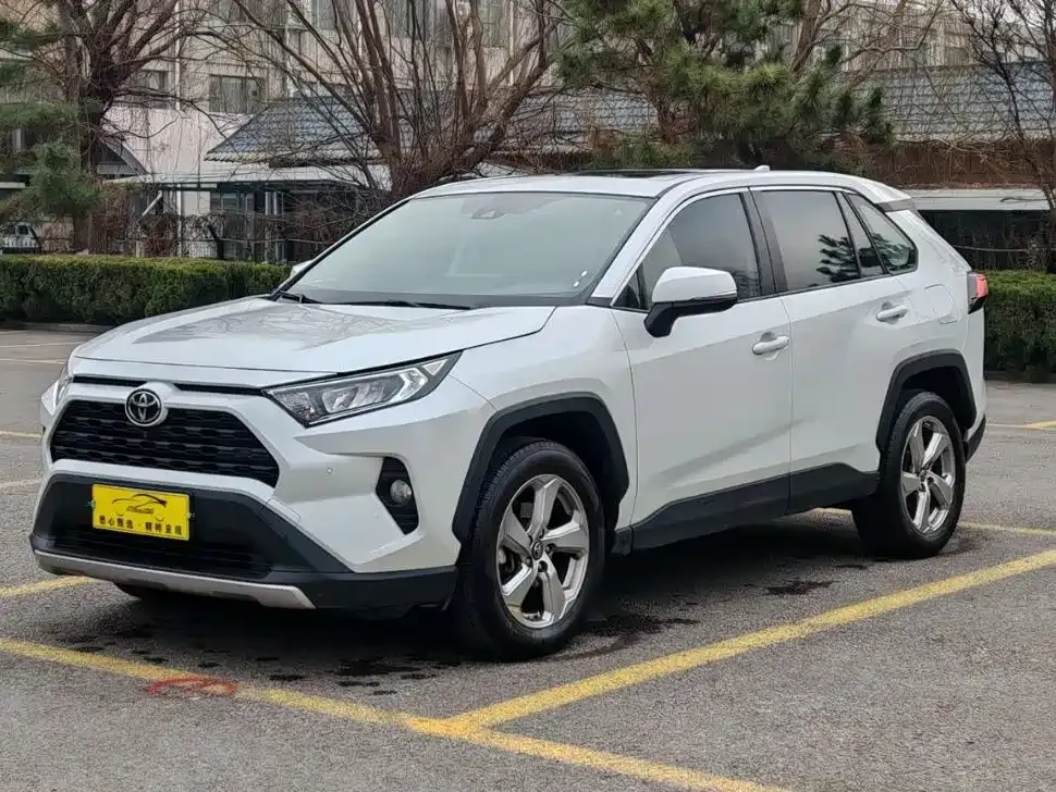 Toyota RAV4 — фото 1