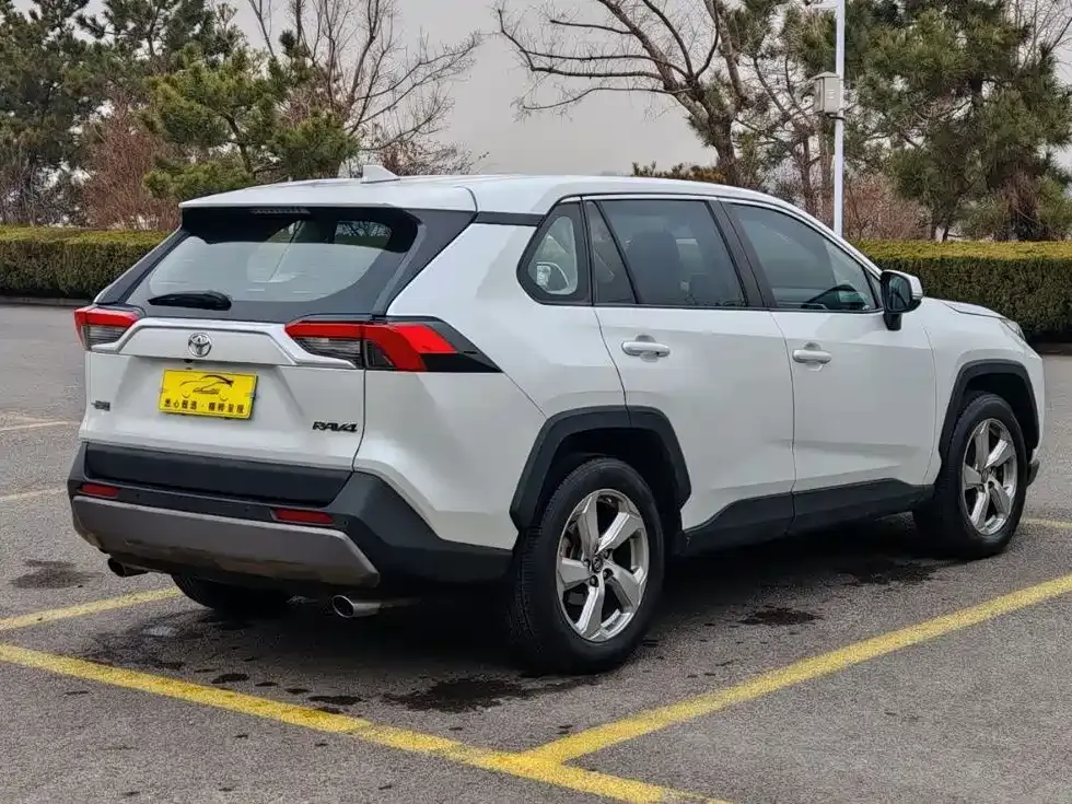 Toyota RAV4 — фото 4