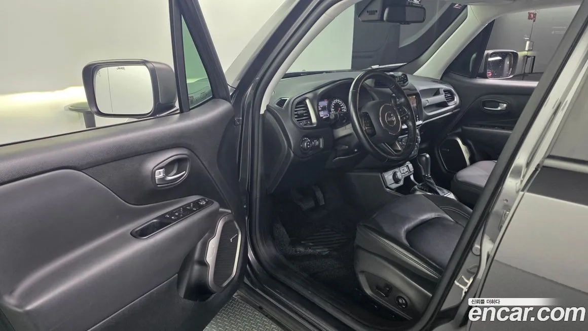 Jeep Renegade — фото 10