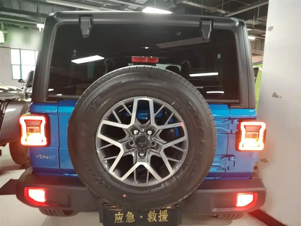 Jeep Wrangler — фото 10