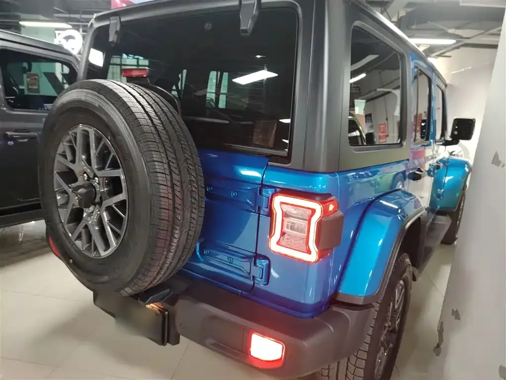 Jeep Wrangler — фото 7