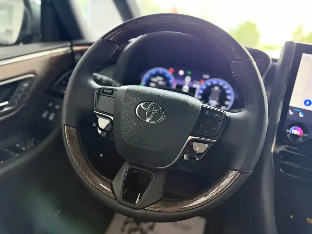Toyota Alphard — фото 4