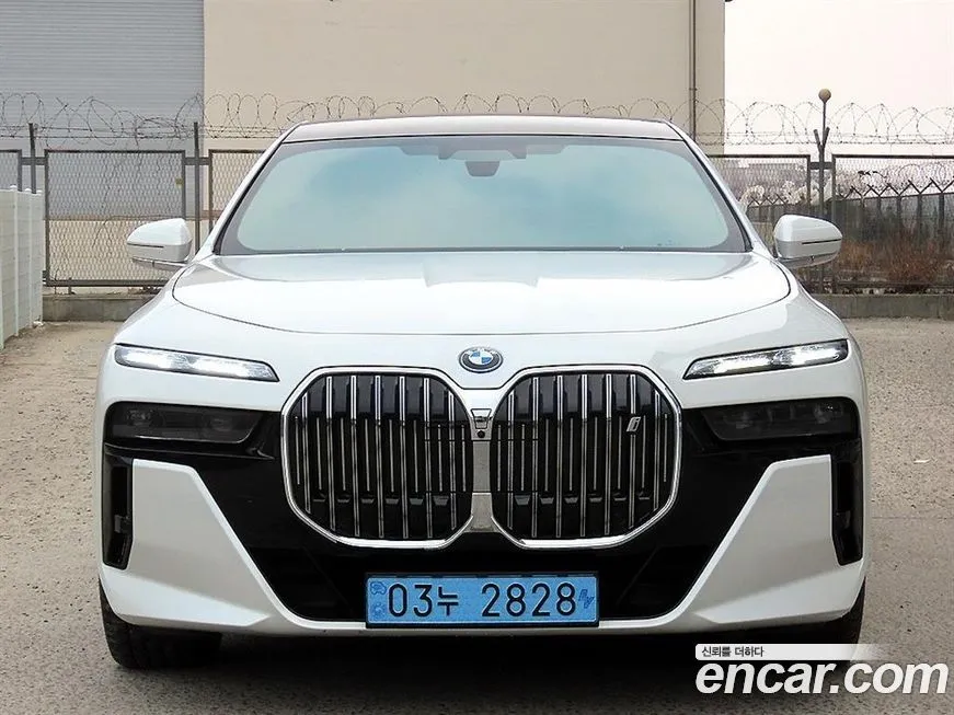 BMW i7 — фото 1