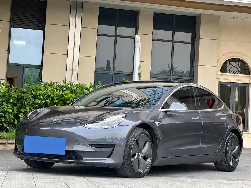 Tesla Model 3 — фото 1