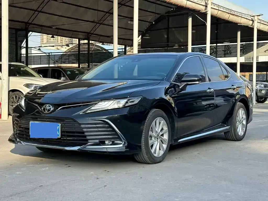 Toyota Camry — фото 1