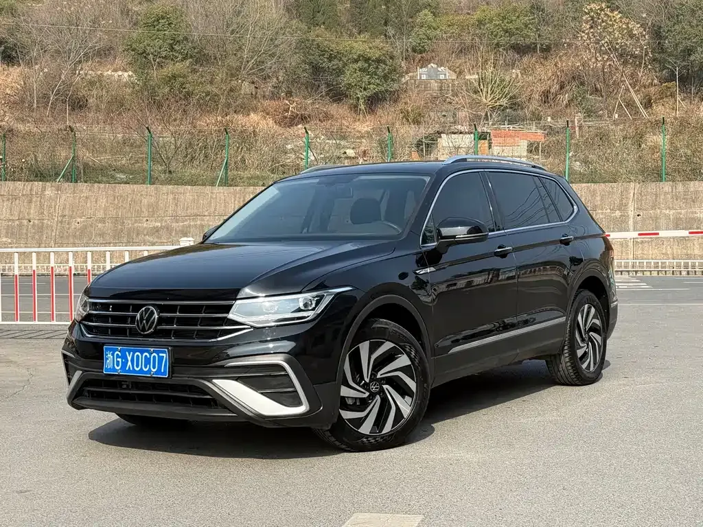 Volkswagen Tiguan L — фото 1