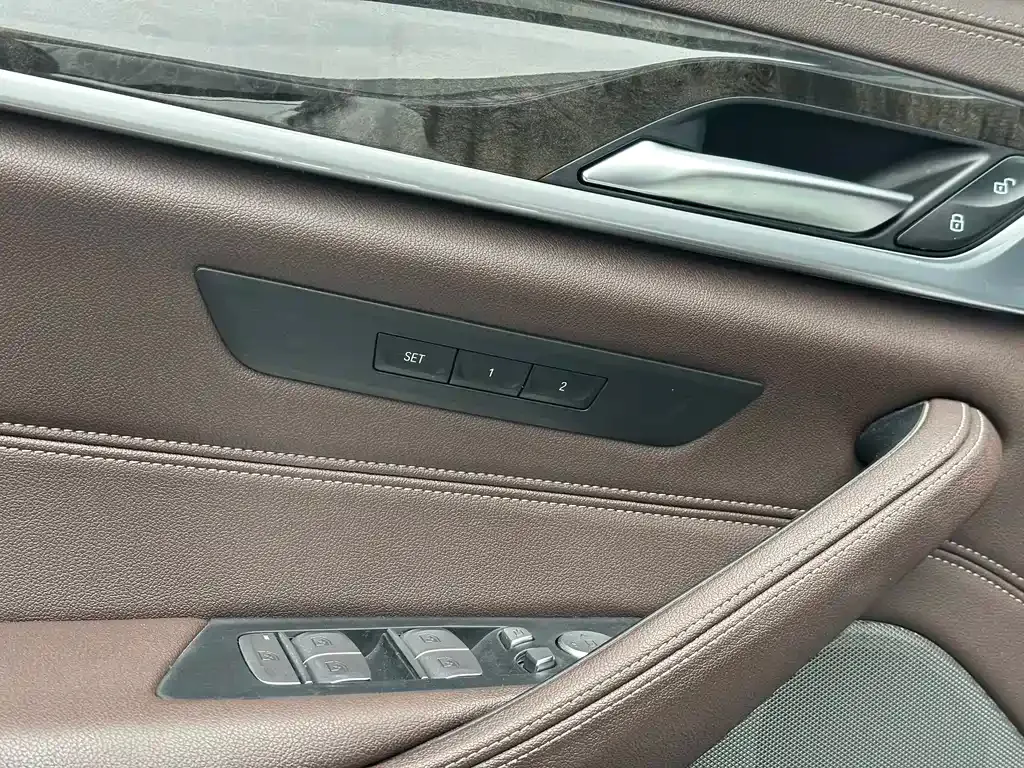 BMW 5 Series — фото 10