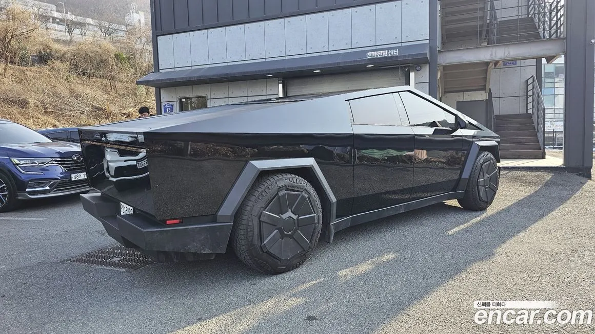 Tesla Cybertruck — фото 10