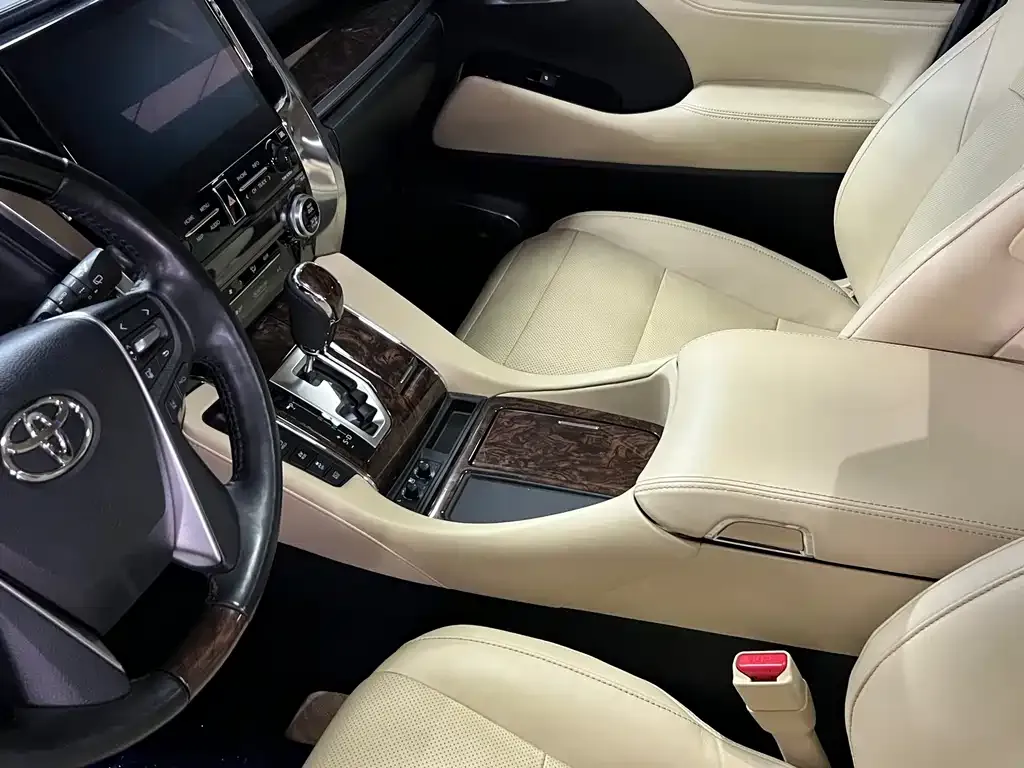 Toyota Alphard — фото 4