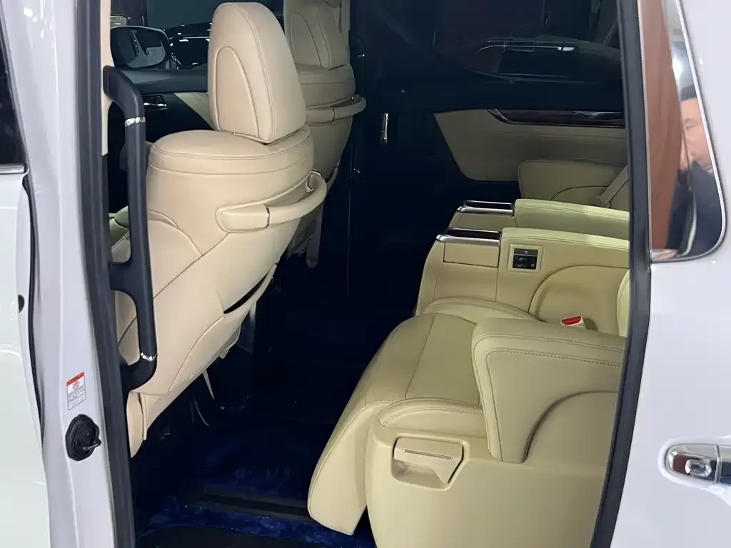 Toyota Alphard — фото 3