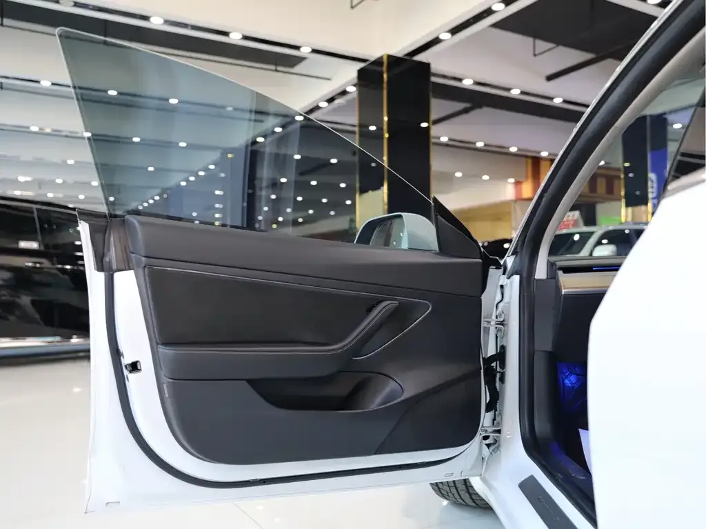 Tesla Model 3 — фото 10