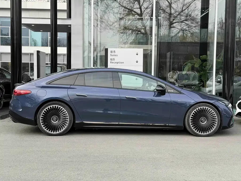 Mercedes-Benz EQS AMG — фото 10