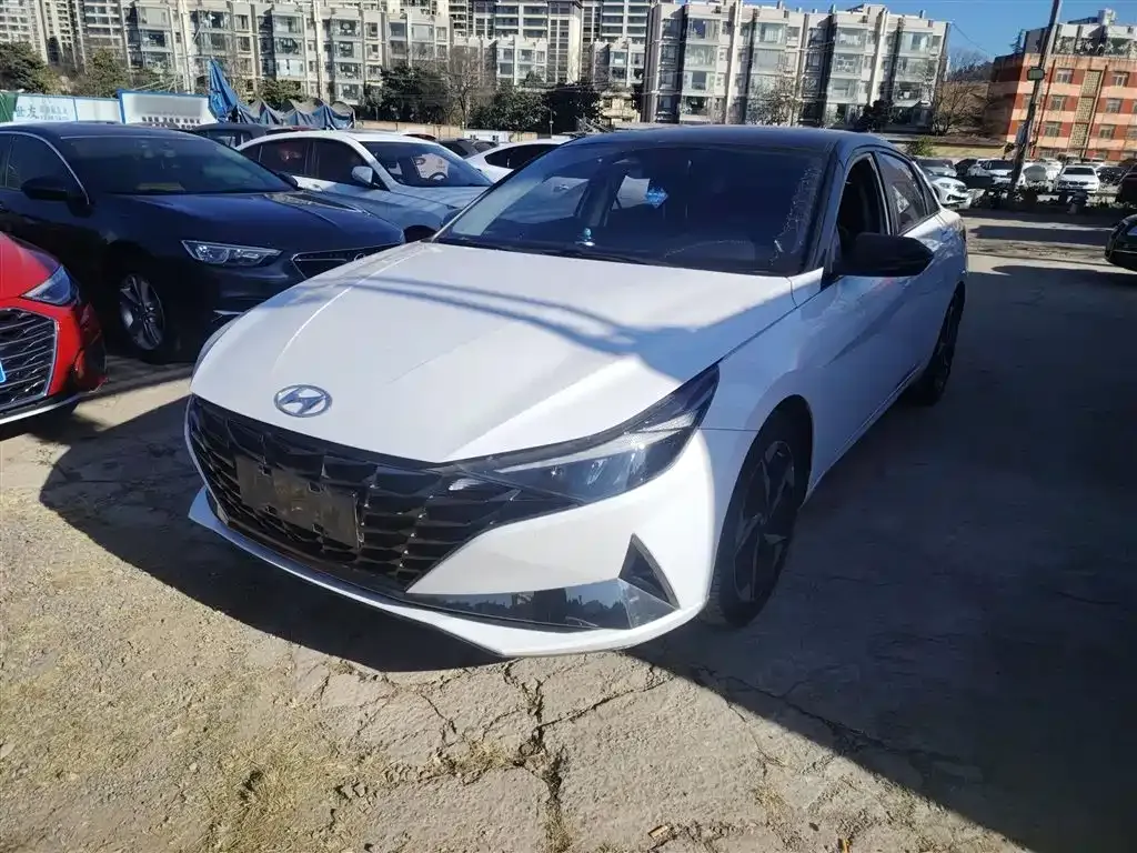 Hyundai Elantra — фото 1