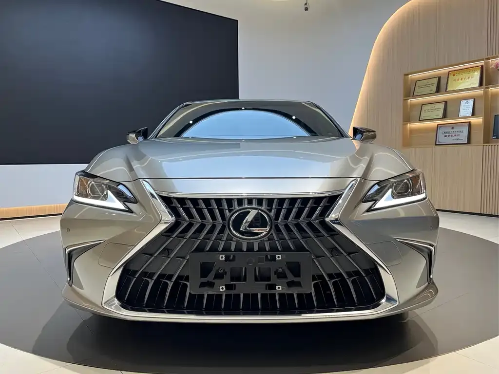 Lexus ES — фото 1