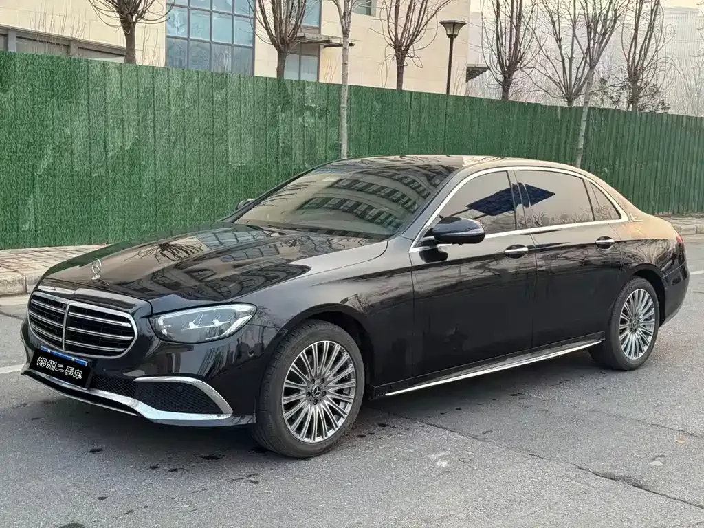 Mercedes-Benz E-Class — фото 1