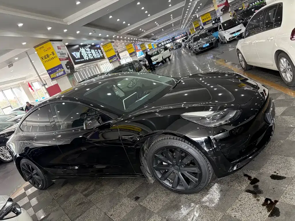 Tesla Model 3 — фото 1