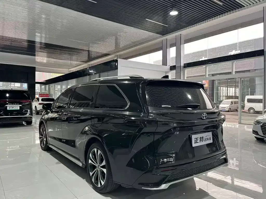 Toyota Granvia — фото 4