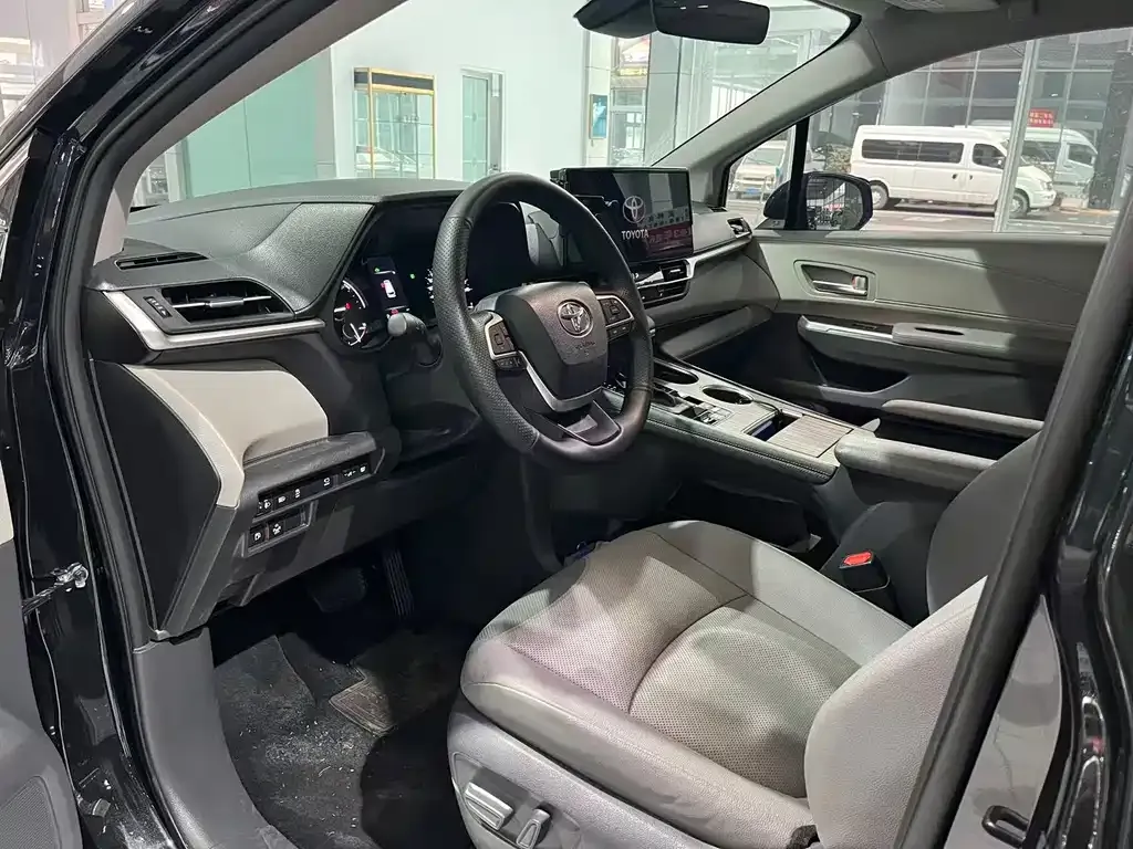 Toyota Granvia — фото 9