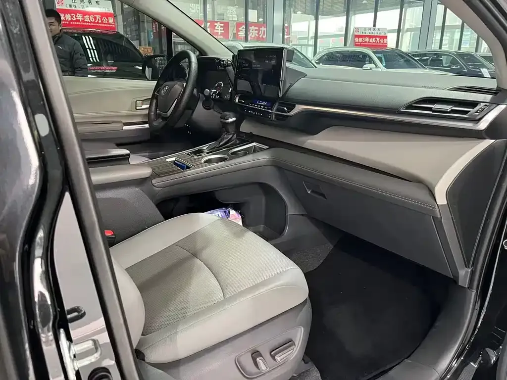 Toyota Granvia — фото 3
