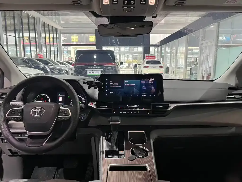 Toyota Granvia — фото 2