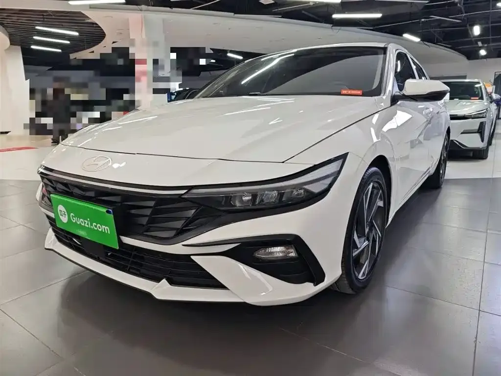 Hyundai Elantra — фото 1