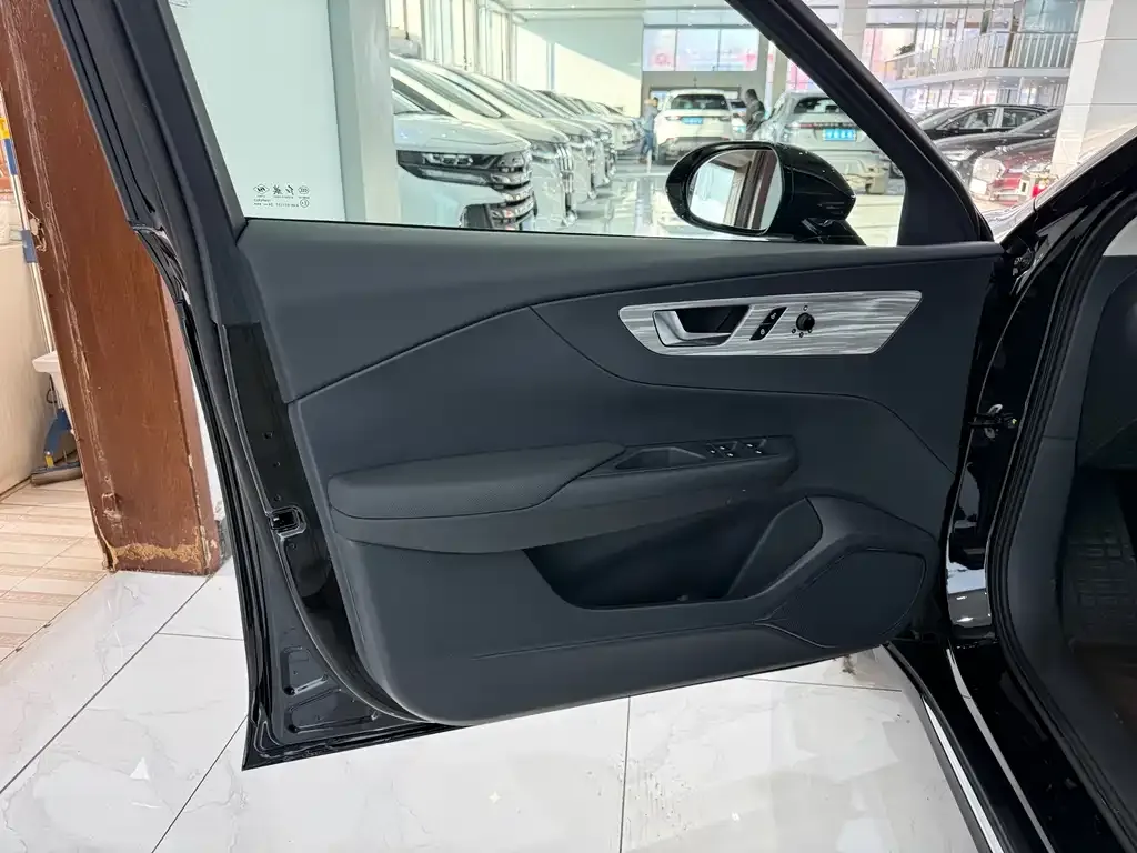 Hongqi E-QM5 — фото 8