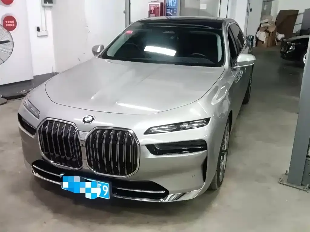 BMW 7 Series — фото 1