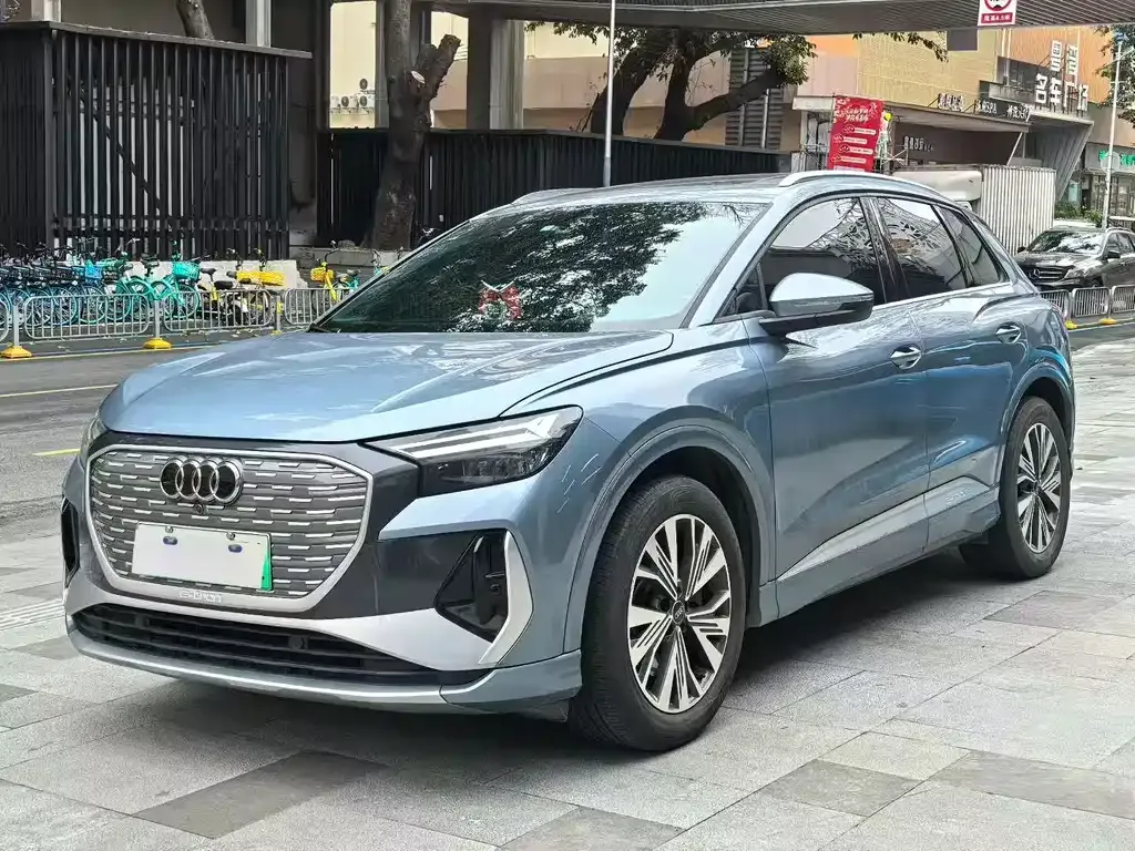 Audi Q4 e-tron — фото 1