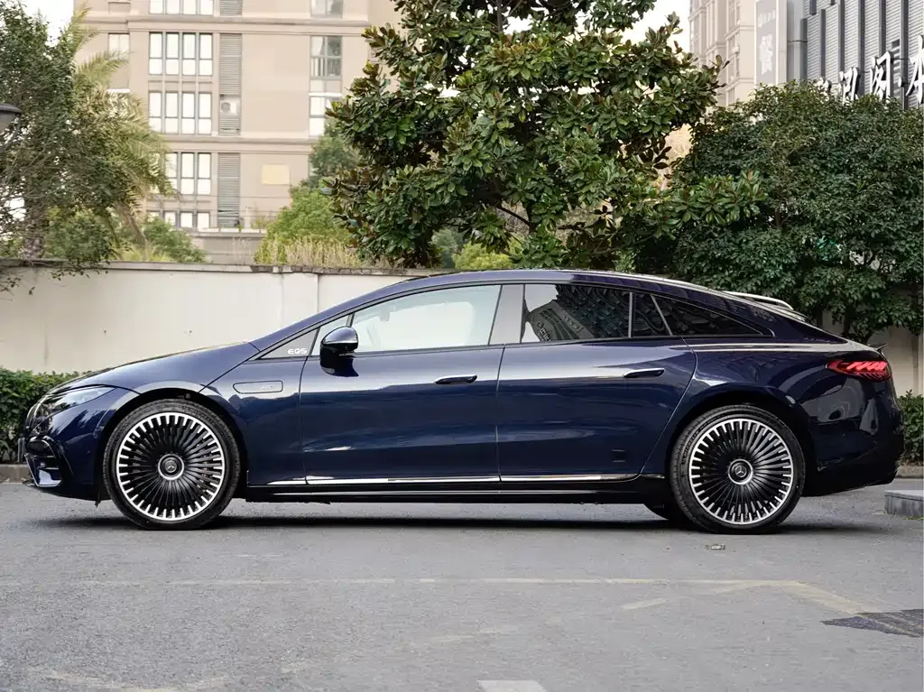 Mercedes-Benz EQS AMG — фото 10