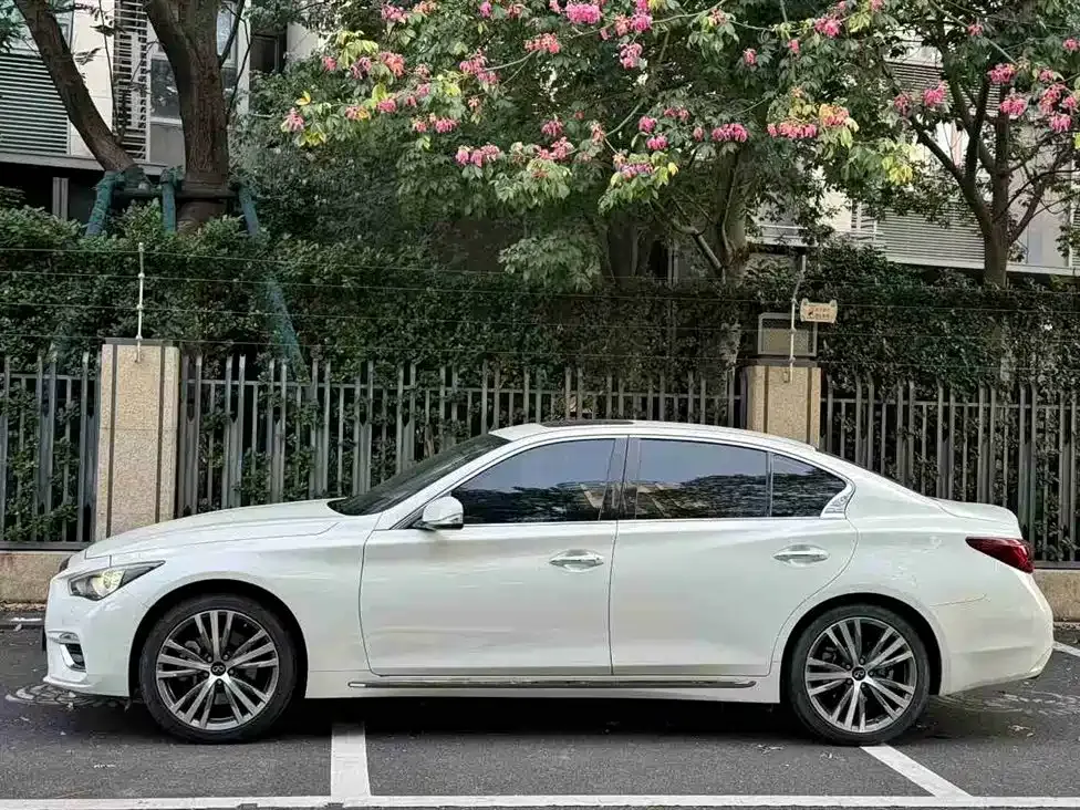 Infiniti Q50L — фото 10