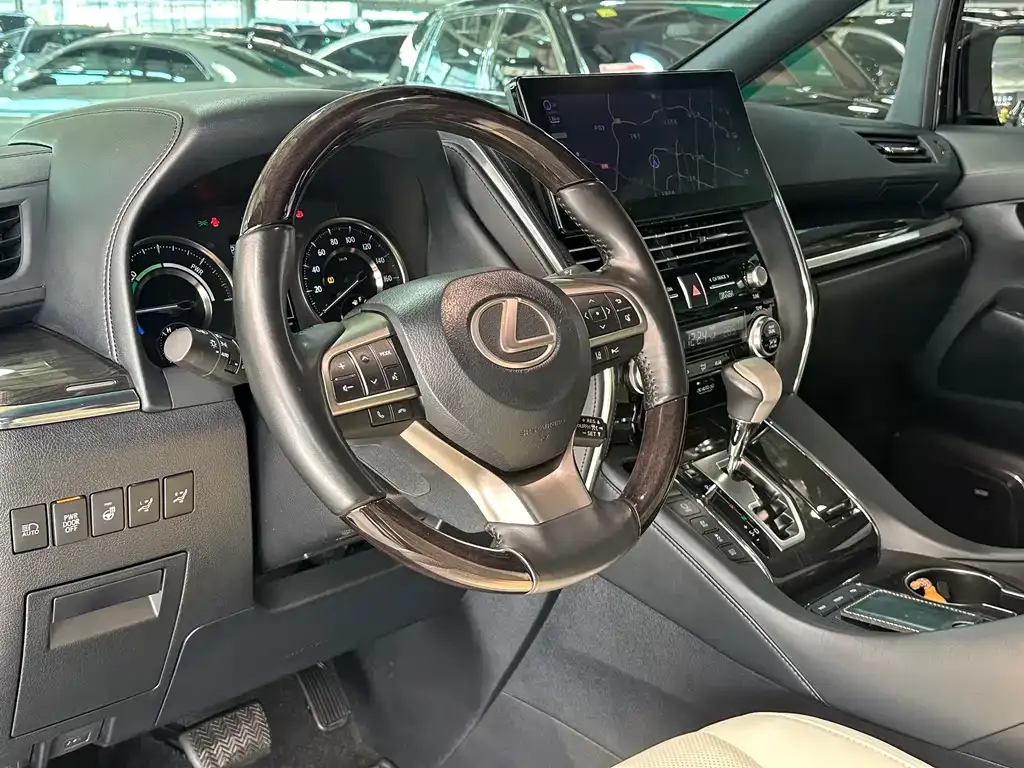 Lexus LM — фото 5