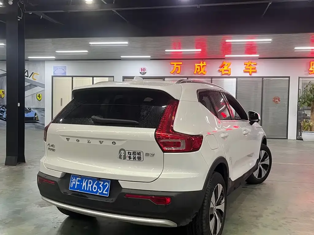 Volvo XC40 — фото 7