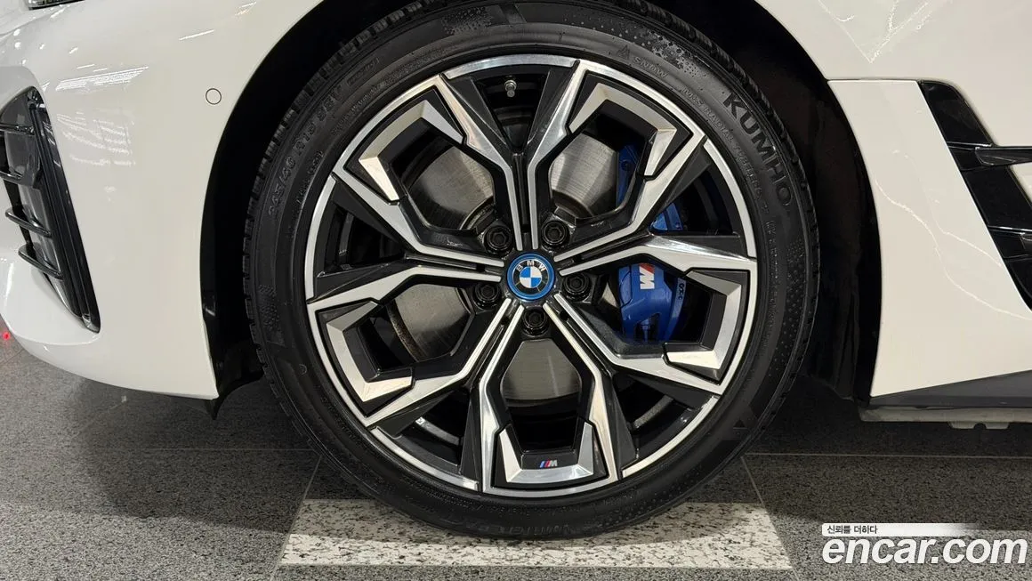 BMW i4 — фото 9