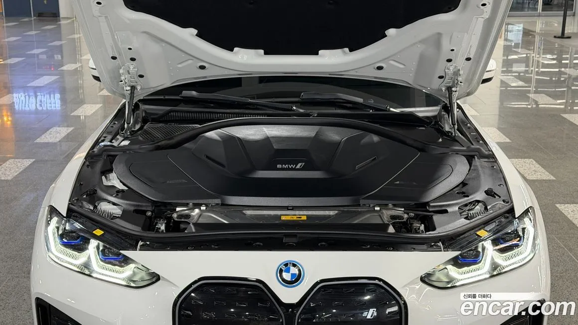 BMW i4 — фото 8