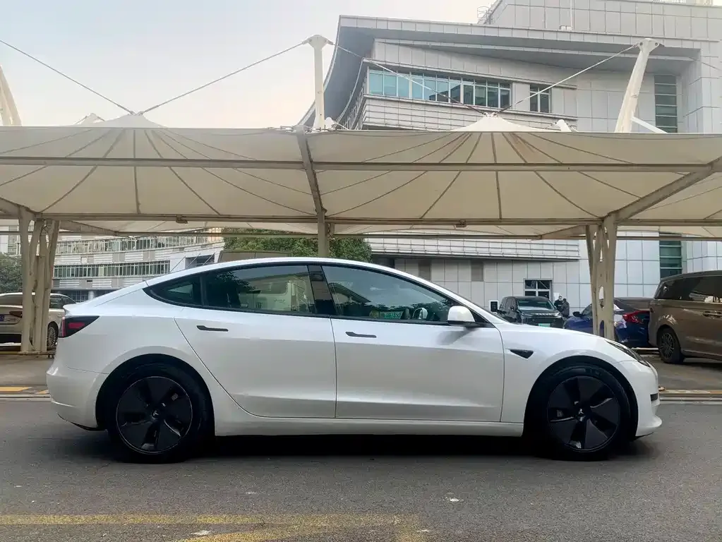 Tesla Model 3 — фото 9