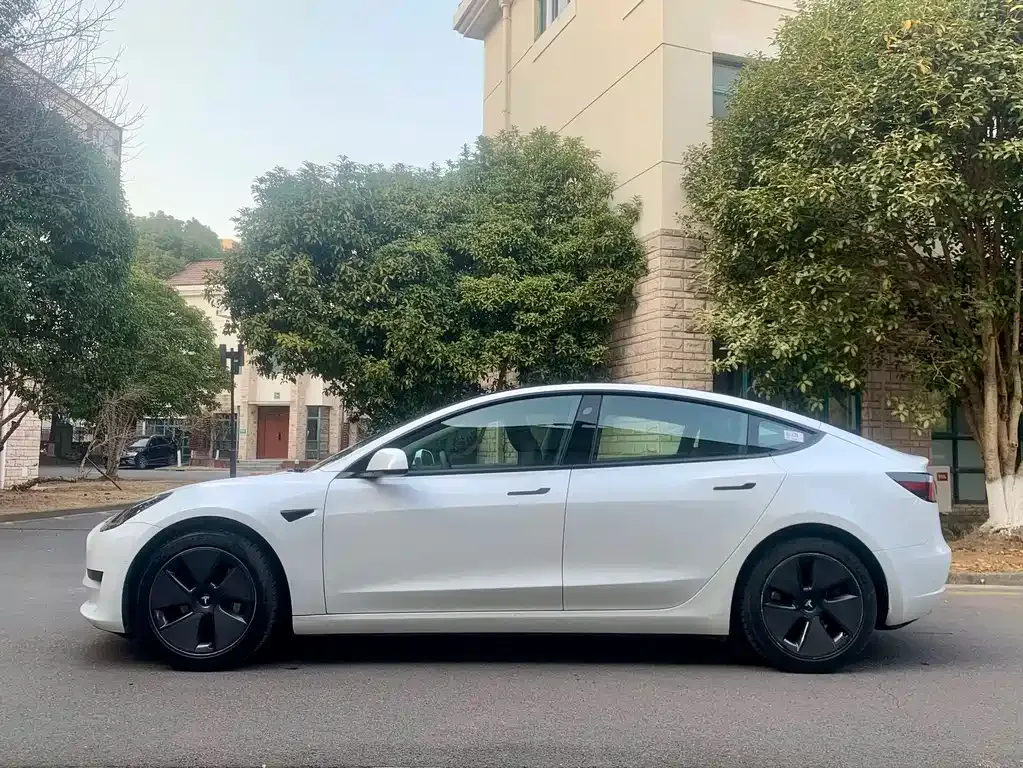 Tesla Model 3 — фото 4